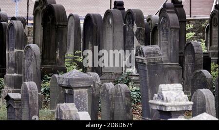 Raunschweig, Deutschland, 27. August 2020: Wettergezeichnete Grabsteine auf dem historischen jüdischen Friedhof in Braunschweig Stockfoto