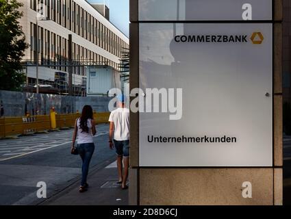 Commerzbank, Zeichen des deutschen Finanzinstituts mit dem Hinweis auf den Einstieg für Firmenkunden in Hannover, 22. August 2020 Stockfoto