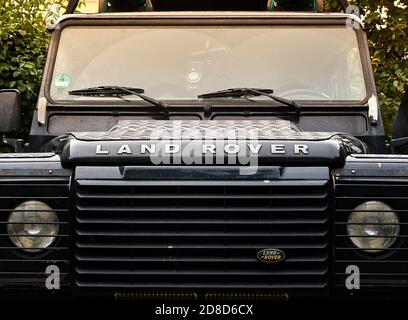 Land Rover, Fahrzeug der englischen Marke Rover, Vorderseite des Offroad-Fahrzeugs in Braunschweig, Deutschland, 24. August 2020 Stockfoto