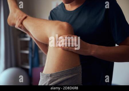 Nahaufnahme der Hände des Physiotherapeuten, die dem Patienten eine Therapiebehandlung geben Stockfoto