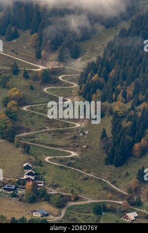 Kurvige Straße in Novel in Chablais im Schweizer Frankreich Grenze Stockfoto