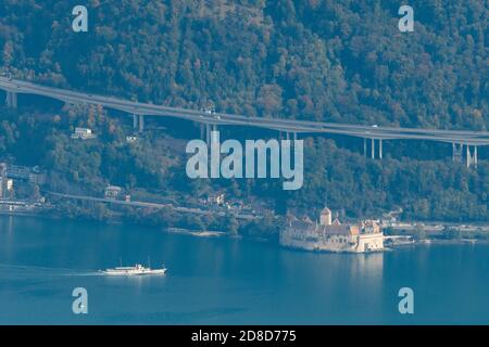 Chateau du Chillon am Genfer See von weitem gesehen Mit einem Dampfschiff Stockfoto