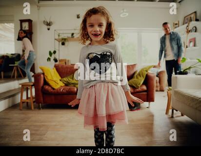 Portrait von lächelndem Mädchen stehen bereit, zu Hause zu tanzen Stockfoto