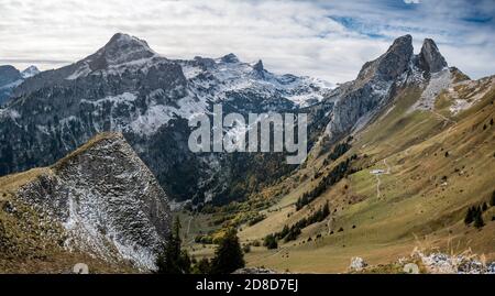 Panoramablick auf Les Jumelles und Tal am Lac du Taney von Alamont aus gesehen Stockfoto