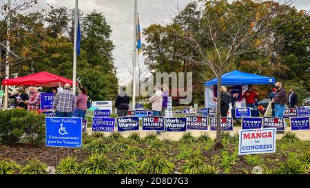 Reston, VA, USA -- 27. Oktober 2020. Die Wähler stehen sich an, um früh in Reston, VA, zu wählen Stockfoto