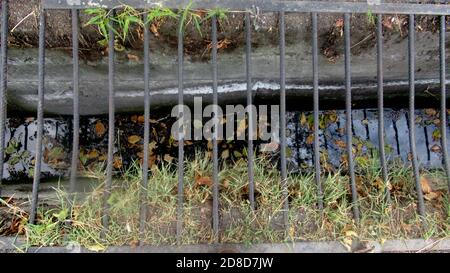 Gebeizt, Stahlgitter Kanalisation abdecken oder Abwasser Abfluss Abdeckung auf öffentlichen Fußweg, kopieren Sie Platz auf der Straße Stockfoto