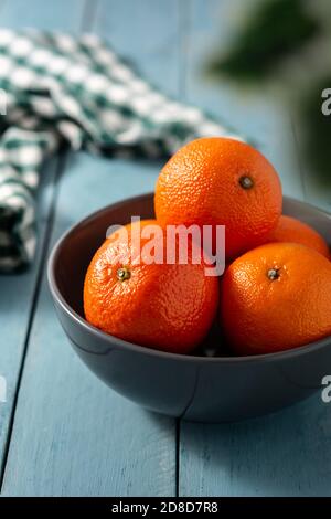 Frische Mandarinen auf blauem Holztisch Stockfoto