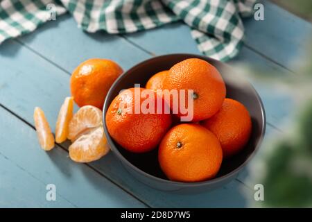 Frische Mandarinen auf blauem Holztisch Stockfoto