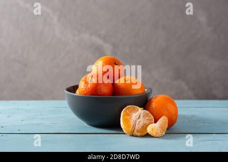 Frische Mandarinen auf blauem Holztisch Stockfoto