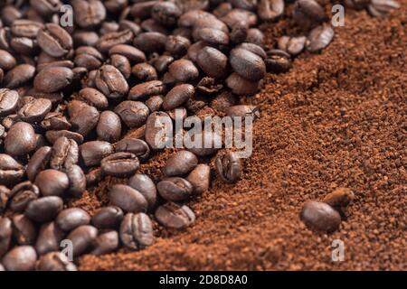 Geschlossene Textur von gemahlenem Kaffee und Bohnen, selektiv fokussiert. Stockfoto