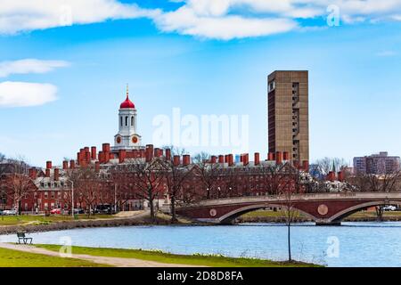 Boston University Bridge mit Dunster House Cambridge Panorama und Charles River Massachusetts, USA Stockfoto