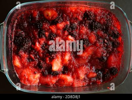 Brombeere und Apfel-Mischung in einem Gericht. Stockfoto