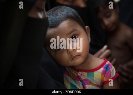 Neu eingetroffenen Rohingya-Flüchtlingen warten auf Nahrungsmittelhilfe im Lager Kutupalong am 16. April 2018 in Cox's Bazar, Bangladesch. Mehr als 650,000 Rohingya haben seit August letzten Jahres die Grenze zu Bangladesch überschritten und sind vor der Gewalt geflohen. Stockfoto