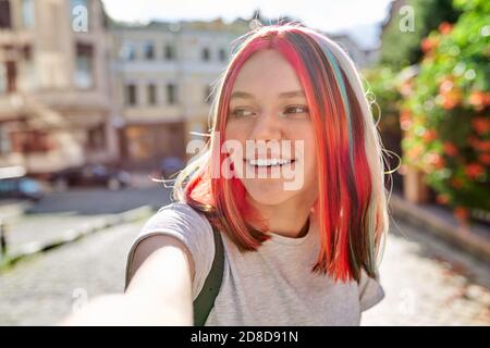 Teenager-Mädchen mit trendigen Frisur, junge Mode Kunst Blogger Aufzeichnungen Stream in der Stadt Stockfoto