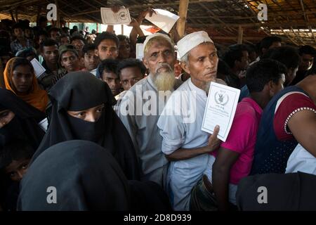 Neu eingetroffenen Rohingya-Flüchtlingen warten auf Nahrungsmittelhilfe im Lager Kutupalong am 16. April 2018 in Cox's Bazar, Bangladesch. Mehr als 650,000 Rohingya haben seit August letzten Jahres die Grenze zu Bangladesch überschritten und sind vor der Gewalt geflohen. Stockfoto