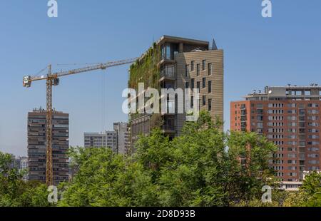 Grünes Hochhaus mit Pflanzen an der Fassade, Santiago, Chile Stockfoto