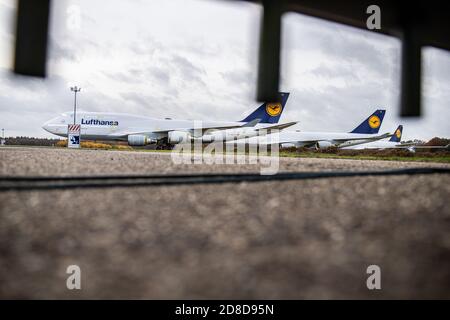 Enschede, Niederlande. Okt. 2020. Drei von sechs Lufthansa-Flugzeugen sind am Flughafen Twente geparkt. Die sechs Boeing 747-400 wurden im Frühsommer auf dem Flughafen Twente geparkt, da die Passagierzahlen niedrig waren. Da dem Flughafen die erforderliche Sicherheitsbescheinigung fehlt, dürfen die Flugzeuge nicht mehr starten und können derzeit nicht in die Mojave-Wüste in den USA geflogen werden, wo sie langfristig mothballed werden sollen. Quelle: Guido Kirchner/dpa/Alamy Live News Stockfoto