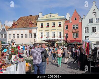 Kunst- und Handwerksmarkt auf dem Rathausplatz in Die estnische Hauptstadt Tallinn Stockfoto