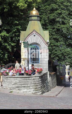 Ein kleines Straßencafé vor der orthodoxen Kapelle Des Erlösers in Tallinn Stockfoto