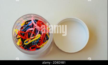 Nahaufnahme des Gummibandes auf weißem Hintergrund Stockfoto
