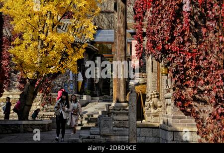 Peking, China. Okt. 2020. Die Menschen genießen die Herbstlandschaft in Gubei Water Town in Peking, Hauptstadt von China, 29. Oktober 2020. Quelle: Li Xin/Xinhua/Alamy Live News Stockfoto