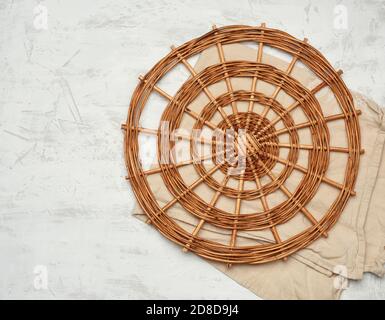 Weidenrunde Vintage-Geschirrregal auf weißem Hintergrund, Draufsicht Stockfoto