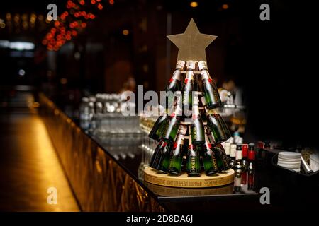 24.12.19 - Minsk, Weißrussland: Champagnerflaschen 'moet' in Form eines Weihnachtsbaumes. Stockfoto