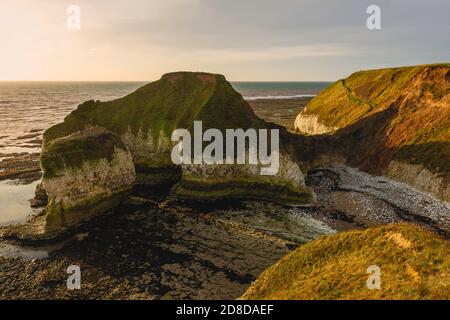 Erosion zu Kreidefelsen an der Nordsee entlang der englischen Küste bei Flamborough Head, Yorkshire, Großbritannien. Stockfoto