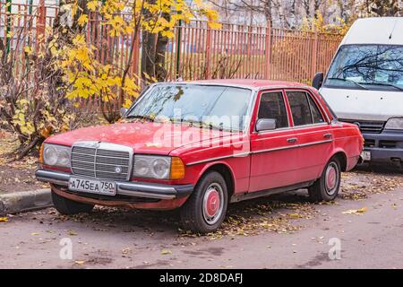 Korolev, Russland - 29. Oktober 2020: Retro-PKW Mercedes steht auf der herbstlichen Stadtstraße. Stockfoto