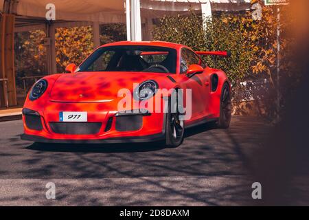 Vallines, Cantabria, Spanien - 23. Oktober 2020: Orange Porsche 911Geparkt während einer Ausstellung von Supersportwagen in Kantabrien organisiert. Stockfoto