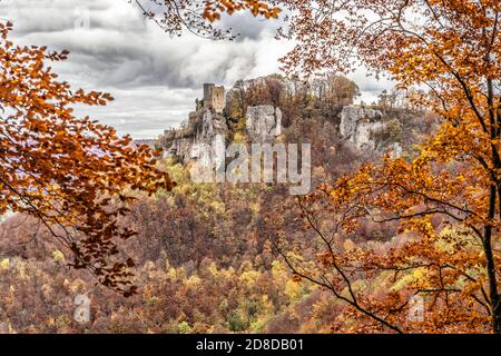 Alte Ruine von Reussenstein in der bunten Herbstlandschaft der Schwäbischen Alb bei Kirchheim Teck, Baden-Württemberg Deutschland Stockfoto