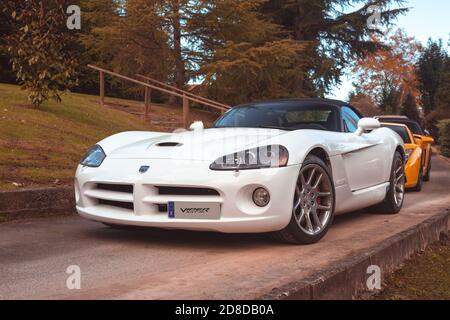 Vallines, Cantabria, Spanien - 23. Oktober 2020: White Dodge Viper SRT 10 geparkt während einer Ausstellung von Supersportwagen in Kantabrien organisiert. Stockfoto