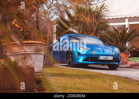 Vallines, Cantabria, Spanien - 23. Oktober 2020: Blue Alpine A110 2019 Ausgabe während einer Ausstellung von Supersportwagen in Cantab organisiert geparkt Stockfoto