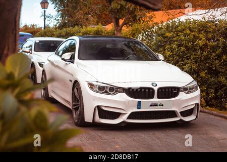 Vallines, Cantabria, Spanien - 23. Oktober 2020: Weißer BMW M4 geparkt während einer Ausstellung von Supersportwagen in Kantabrien organisiert. Der BMW 4 SE Stockfoto