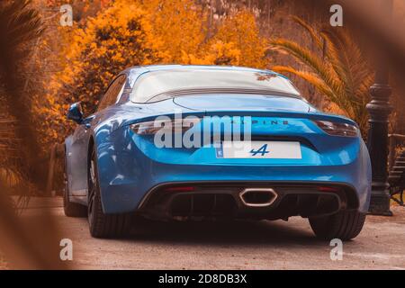 Vallines, Cantabria, Spanien - 23. Oktober 2020: Blue Alpine A110 2019 Ausgabe während einer Ausstellung von Supersportwagen in Cantab organisiert geparkt Stockfoto