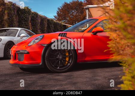 Vallines, Cantabria, Spanien - 23. Oktober 2020: Orange 911 porsche geparkt während einer Ausstellung von Supersportwagen in Kantabrien organisiert. Die 911 Stockfoto