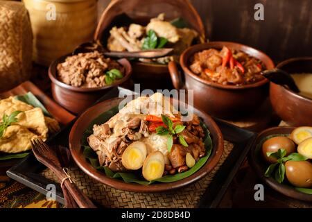 Nasi Gudeg. Javanesische Mahlzeit mit Reis mit Jackfrucht-Eintopf, Hühnercurry und würzigem Rinderhaut-Cracker-Eintopf Stockfoto