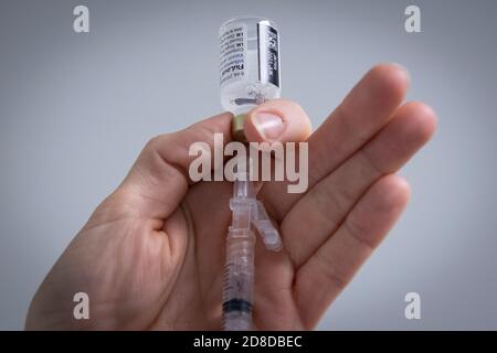 Ein Apotheker zieht am Dienstag, den 20. Oktober 2020, in einer Apotheke in Kingston, Ontario, einen Grippeimpfstoff aus einer Ampulle aus. Stockfoto