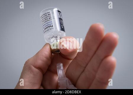 Ein Apotheker zieht am Dienstag, den 20. Oktober 2020, in einer Apotheke in Kingston, Ontario, einen Grippeimpfstoff aus einer Ampulle aus. Stockfoto