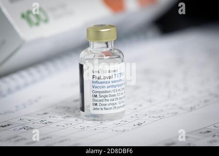 Ein Apotheker zieht am Dienstag, den 20. Oktober 2020, in einer Apotheke in Kingston, Ontario, einen Grippeimpfstoff aus einer Ampulle aus. Stockfoto