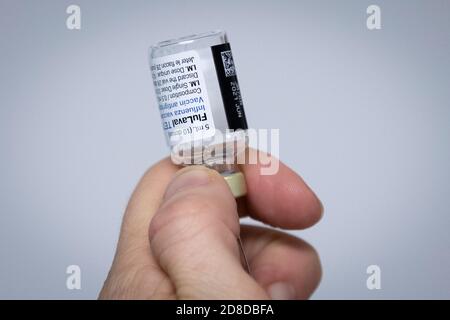 Ein Apotheker zieht am Dienstag, den 20. Oktober 2020, in einer Apotheke in Kingston, Ontario, einen Grippeimpfstoff aus einer Ampulle aus. Stockfoto
