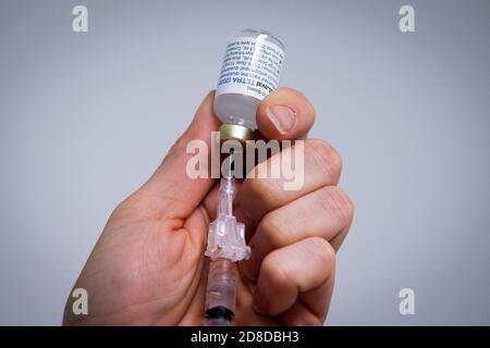 Ein Apotheker zieht am Dienstag, den 20. Oktober 2020, in einer Apotheke in Kingston, Ontario, einen Grippeimpfstoff aus einer Ampulle aus. Stockfoto