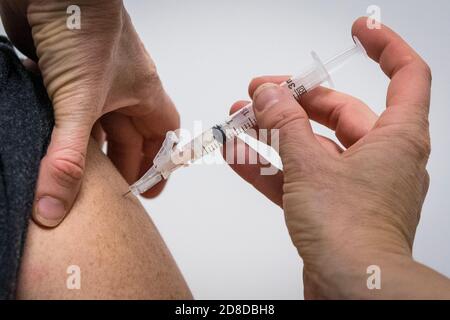 Ein Apotheker zieht am Dienstag, den 20. Oktober 2020, in einer Apotheke in Kingston, Ontario, einen Grippeimpfstoff aus einer Ampulle aus. Stockfoto