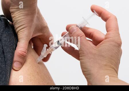 Ein Apotheker zieht am Dienstag, den 20. Oktober 2020, in einer Apotheke in Kingston, Ontario, einen Grippeimpfstoff aus einer Ampulle aus. Stockfoto