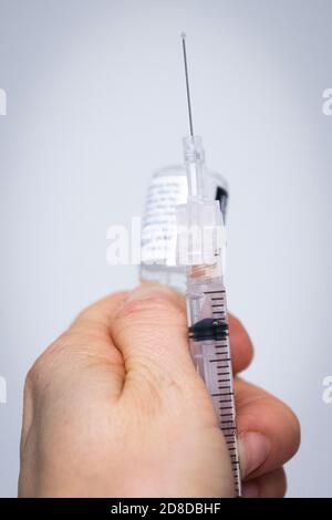Ein Apotheker zieht am Dienstag, den 20. Oktober 2020, in einer Apotheke in Kingston, Ontario, einen Grippeimpfstoff aus einer Ampulle aus. Stockfoto