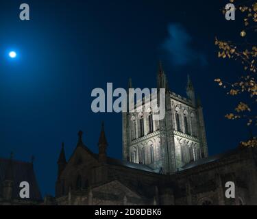 Herefordshire Kathedrale bei Nacht -Kathedrale der Heiligen Maria der Jungfrau Und Saint Ethelbert der König lange Exposition - Spooky Schuss - Kirche von England Stockfoto