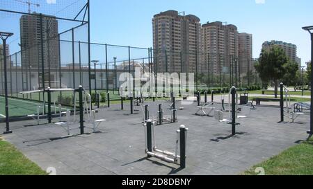 Baku, Aserbaidschan, July 5 2020 : Park Outdoor Trainingsgeräte Stockfoto
