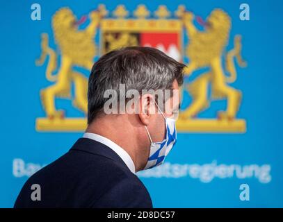 München, Deutschland. Okt. 2020. Nach einer außerordentlichen Kabinettssitzung geht Markus Söder (CSU), Ministerpräsident Bayerns, zur Abschlusspressekonferenz. Kredit: Peter Kneffel/dpa/Alamy Live Nachrichten Stockfoto