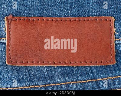 Lederfarbener Patch auf Jeans-Jeans-Kleidung, selektiver Fokus auf Leder-Label Stockfoto