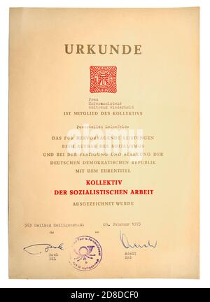 Ostdeutsche Urkunde an die Postassistentin Waltraud Wiederhold für ihre herausragende Leistung in der Sache des Sozialismus im Deutschen. Stockfoto